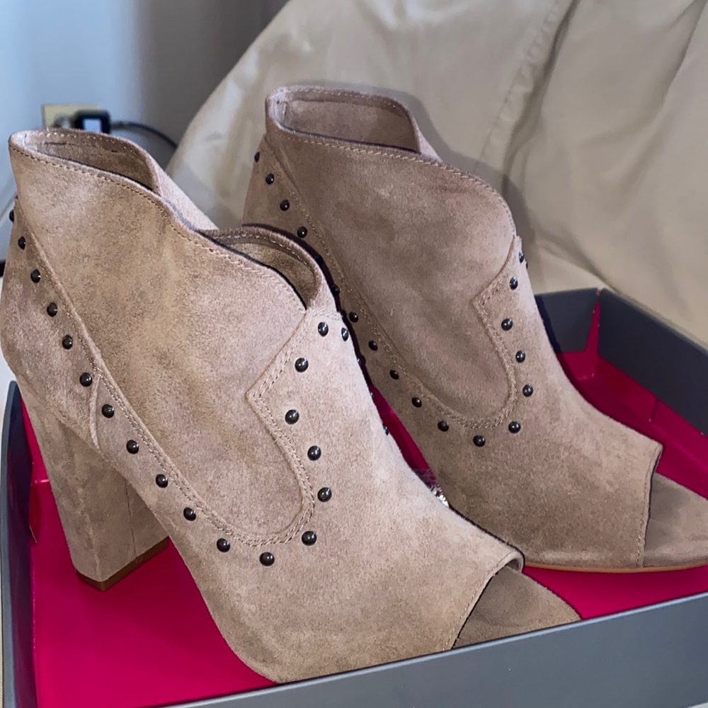 Vince Camuto Tan heels
